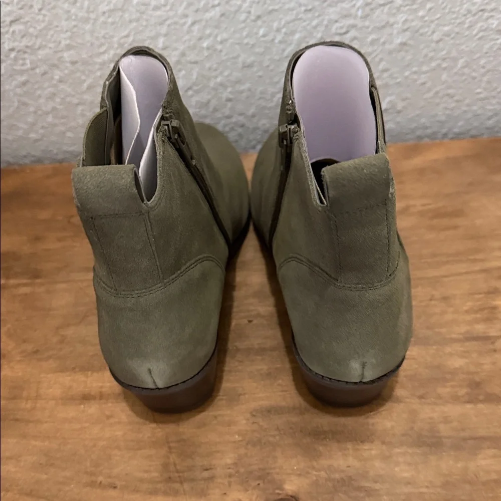 Vionic Olive Green Suede Ankle Boots size 9.5 wide NEW IN BOX - Picture 4 of 10